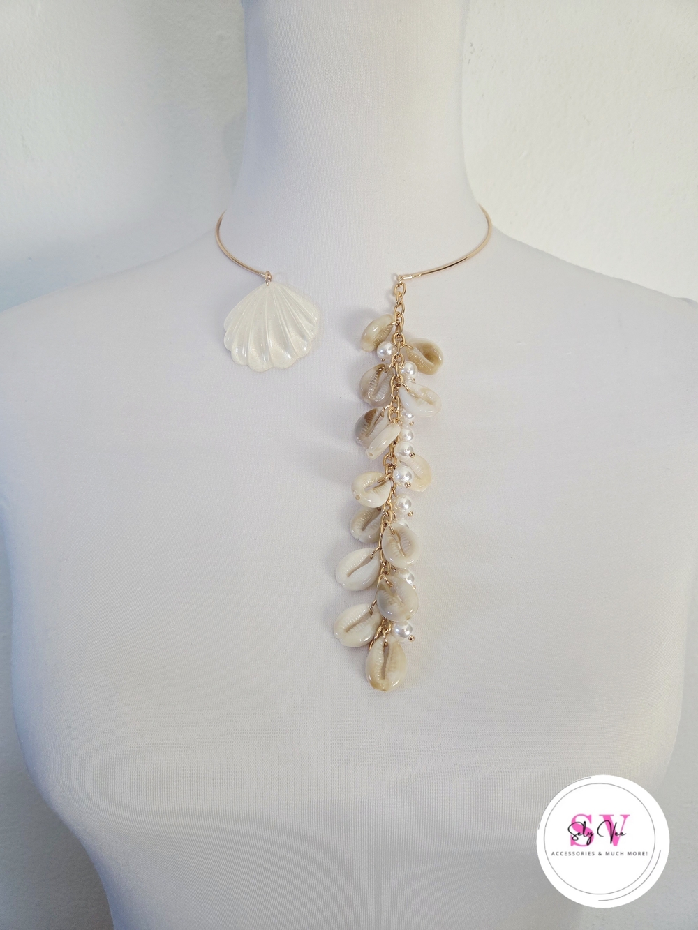 Seashell choker necklace with pearl details